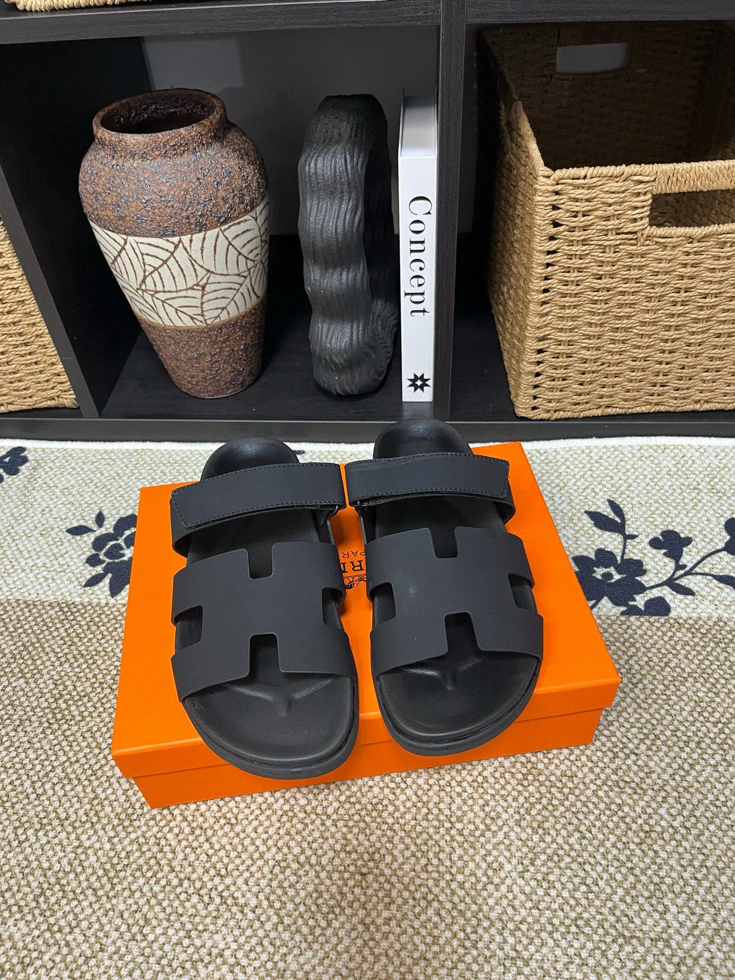 P300 Long-term stock Hermes men’s Kazimir slippers for couples - top quality woven calfskin functional sandals with intertwined uppers inspired by the “H” iconic pattern to create a casual look, perfect for summer. Imported cowhide + cowhide lining + TUP outsole Size: 35-46